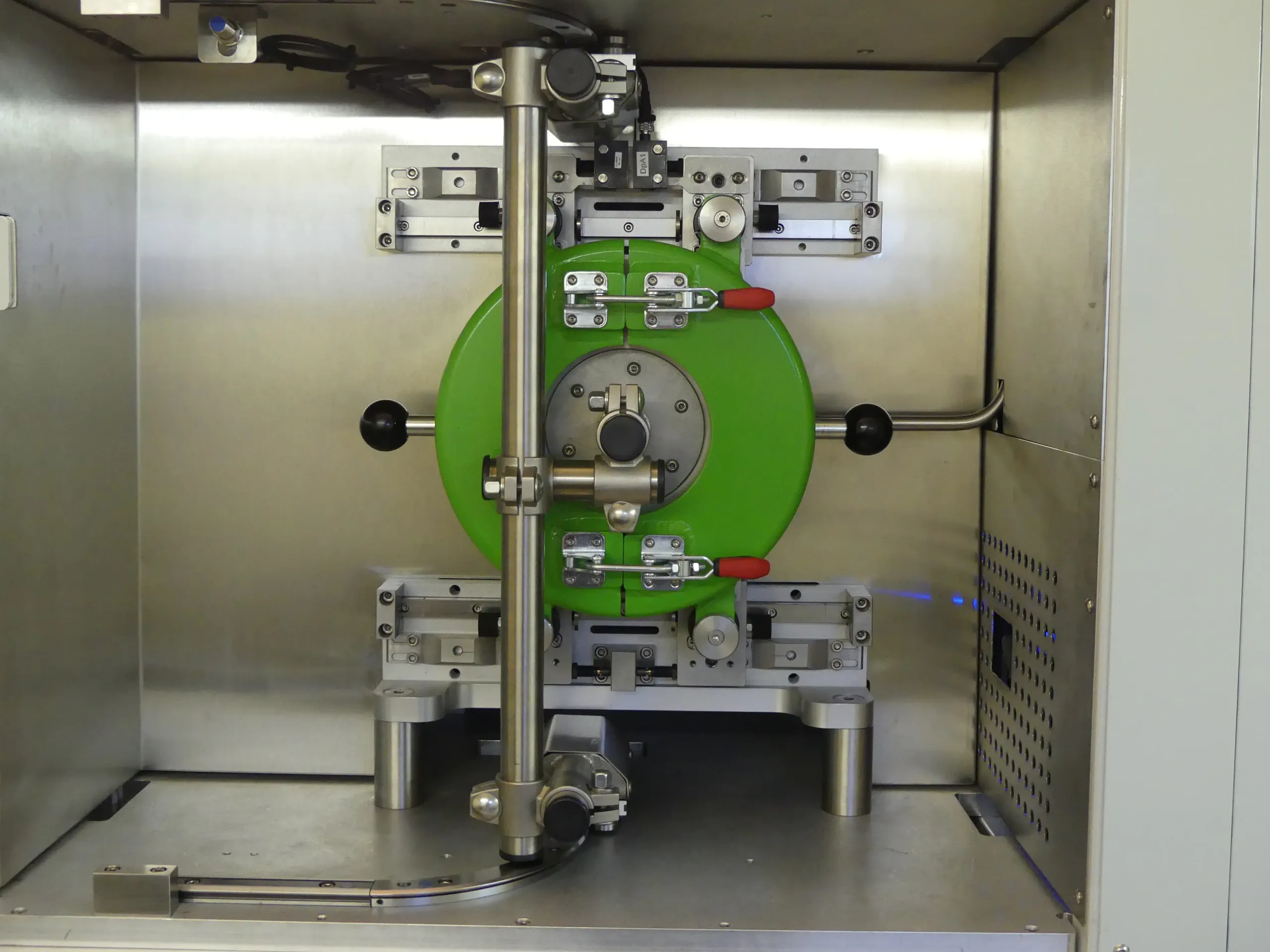 Image d'un autoclave fermé d'une machine de nettoyage au CO2 supercritique pour des applications industrielles