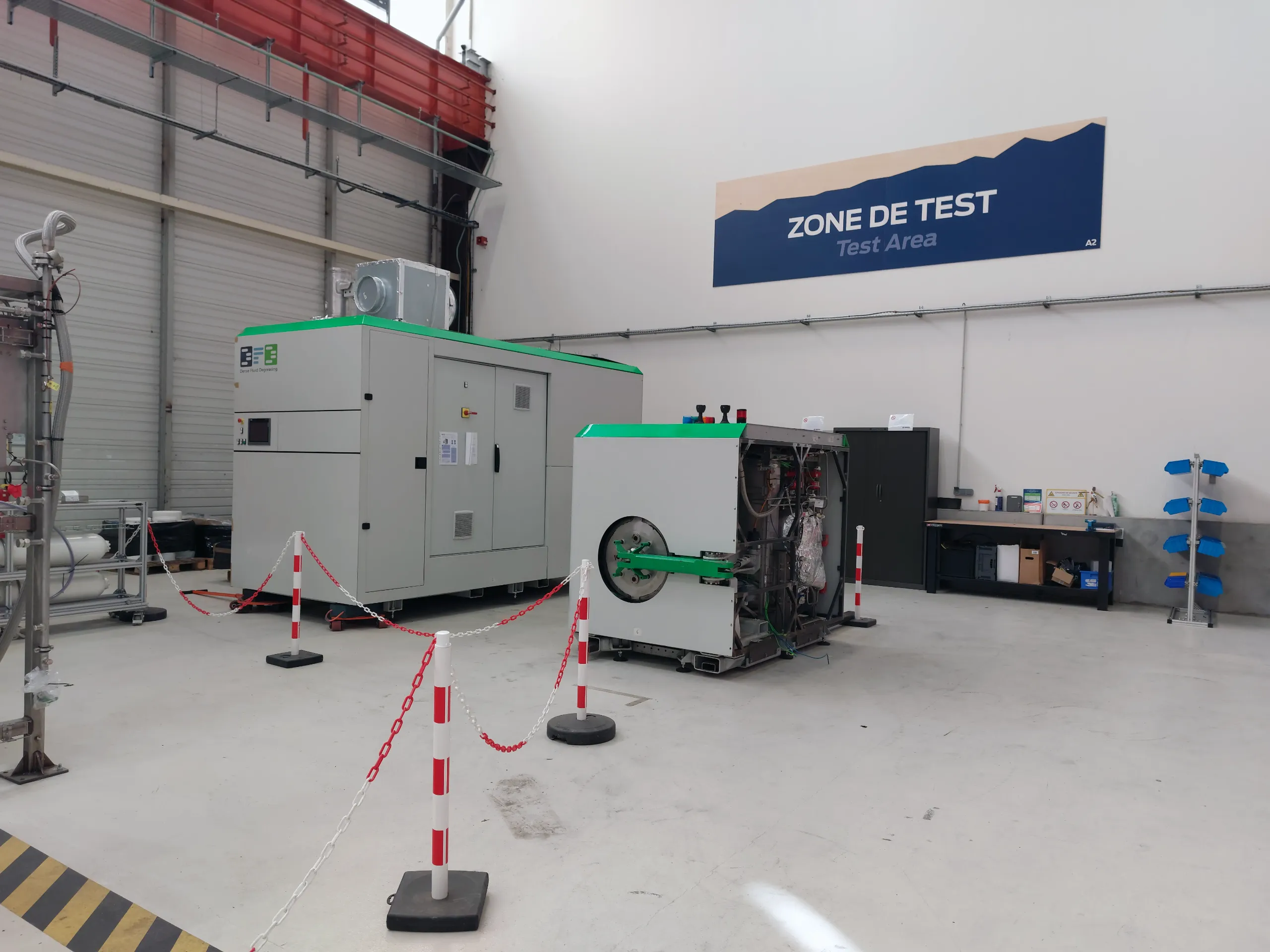 Photos d'une machine de nettoyage au CO2 supercritique en train d'être fabriquée à Grenoble
