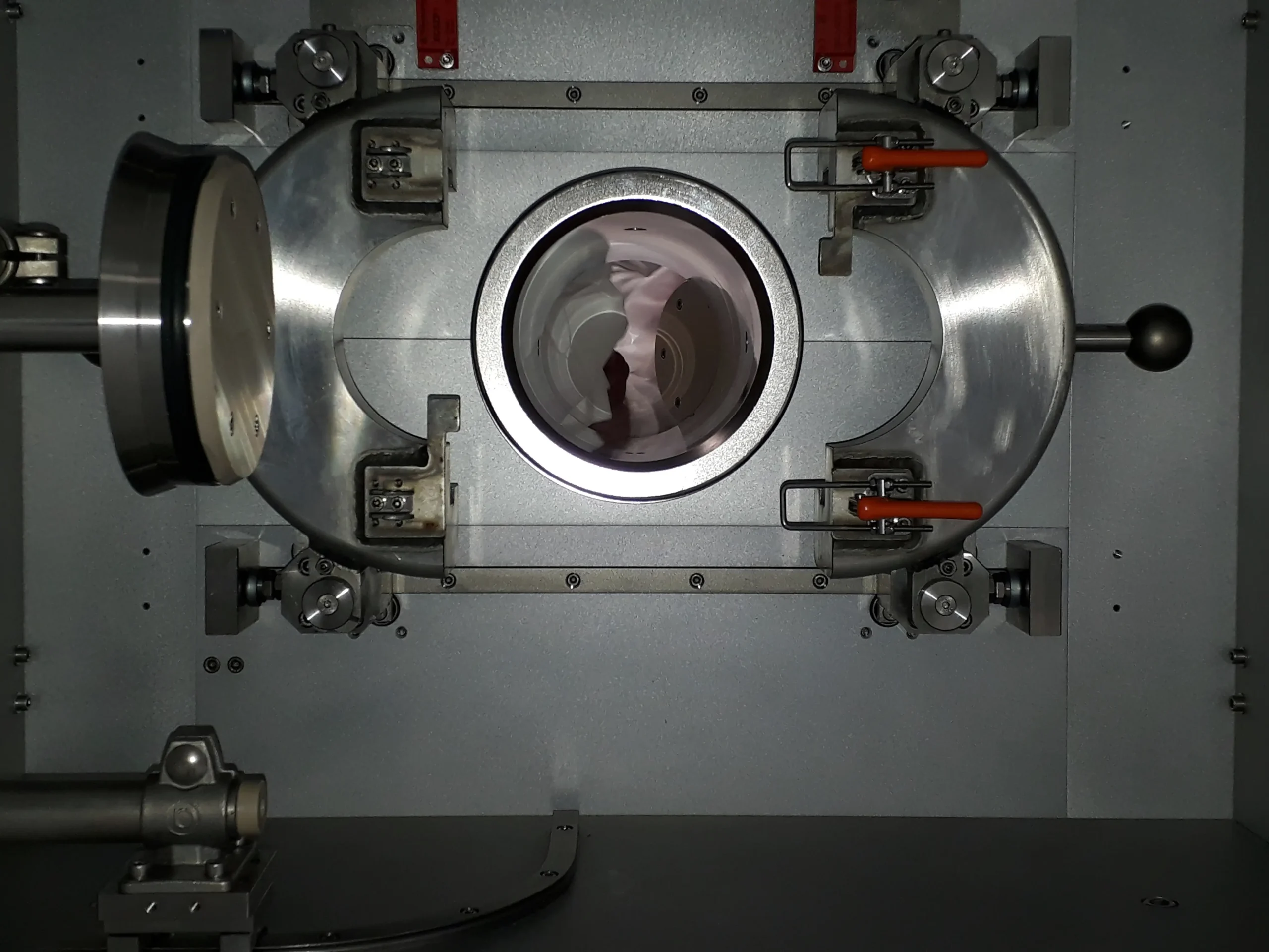 Tissu médical dans l'autoclave en train d'être nettoyé au CO2 supercritique