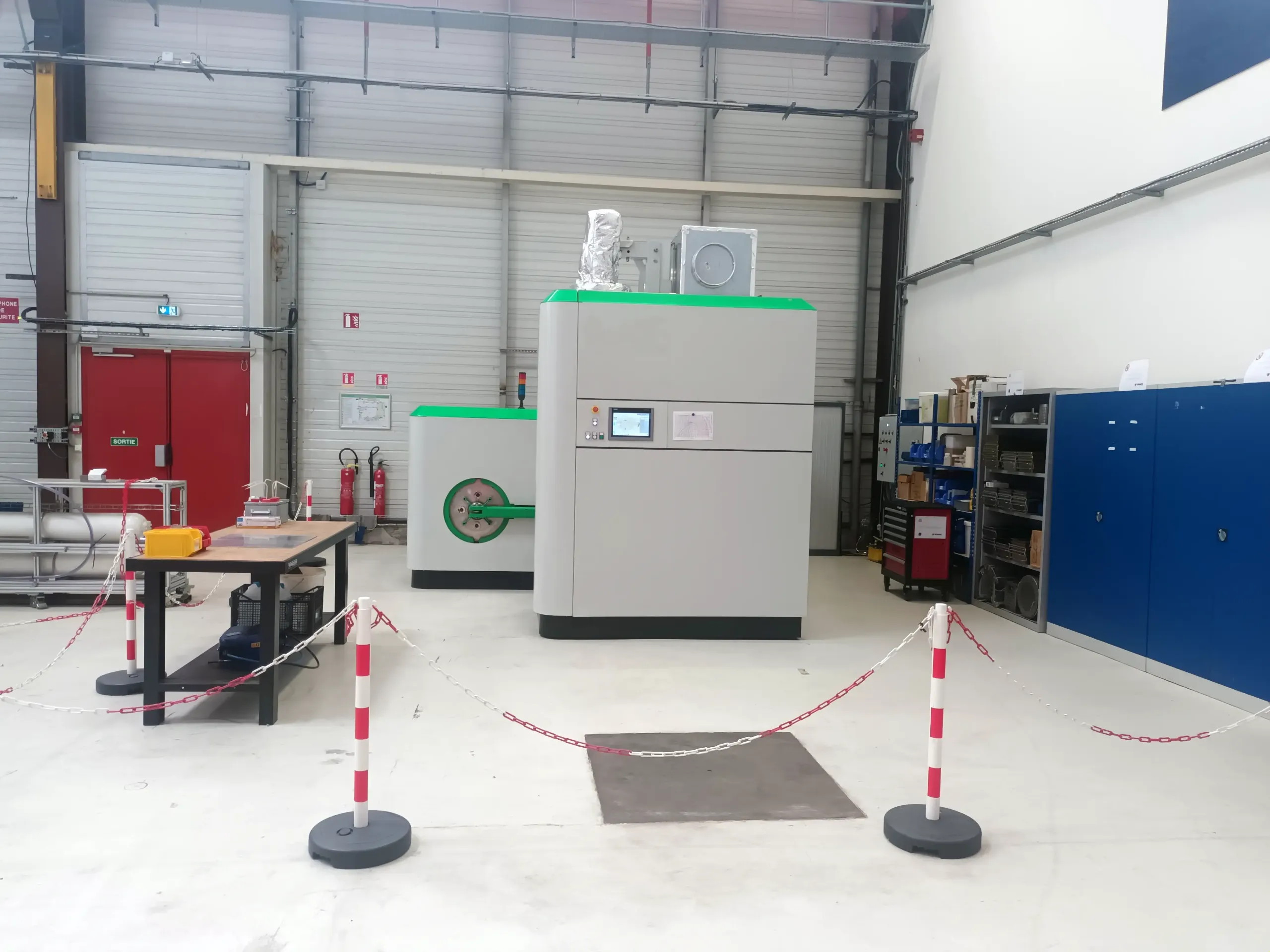 Photos d'une machine de nettoyage au CO2 supercritique en train d'être fabriquée à Grenoble